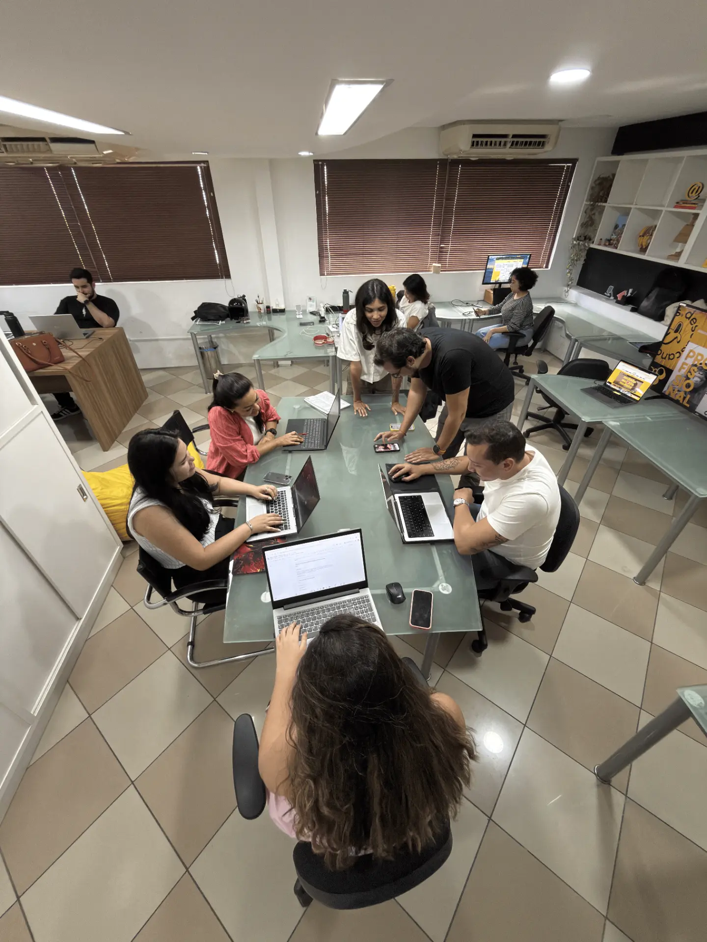 Equipe da Obo Studio trabalhando reunida